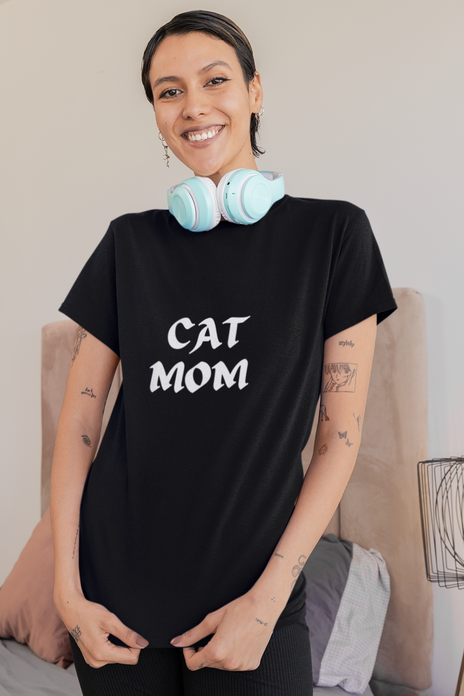 Black t shirt. text CAT MOM