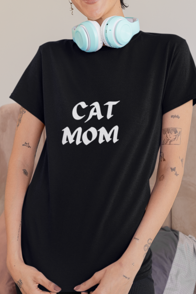 Black t shirt. text CAT MOM